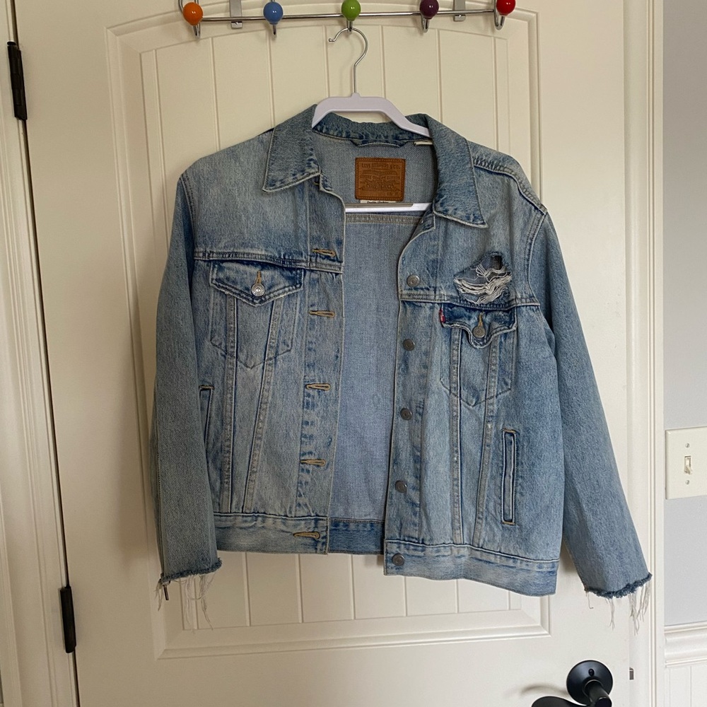 Light wash denim Levi’s jacket